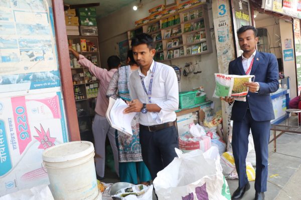 मसुरिया,१७ बैशाख । दाङको राप्ती गाउँपालिकाले गाउँपालिका क्षेत्रभित्र सञ्चालनमा रहेका विभिन्न एग्रोभेट पसलहरूको बिहीबार आकस्मिक अनुगमन गरेको छ। गाउँपालिकाका उपाध्यक्ष तथा अनुगमन समितिका संयोजक कमलापति चौधरीको नेतृत्वमा सम्पन्न उक्त अनुगमन गरिएको हो। अनुगमनका क्रममा नेपाल सरकारकाे सूचीकृत सूचीमा नपरेका धानका बीउहरू विक्री तथा वितरण भइरहेको भन्ने स्थानीय कृषकहरूको गुनासो प्राप्त भएपछि सो विषयको सत्यतथ्य बुझ्न र गुणस्तरीय बीउको सुनिश्चितता गर्न अनुगमन गरिएको कृषि विकास शाखा प्रमुख बरसाती गडरियाले जानकरी दिनुभयो। अनुगमन टोलीले विभिन्न पसलहरूमा विक्री भइरहेका धानका बीउ, तिनको गुणस्तर, लेबलिङ, दर्ता स्थिति लगायतका विषयमा स्थलगत निरीक्षण गरेको थियो। गाउँपालिकाले कृषकलाई गुणस्तरीय तथा प्रमाणित बीउबिजन उपलब्ध गराउने उद्देश्यले यस्ता अनुगमन कार्यलाई निरन्तरता दिने जनाएको छ। साथै, नियम विपरीत कार्य गर्ने व्यवसायीलाई कानुनी दायरामा ल्याइने जनाएको छ।